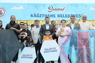 KÂĞITHANE’DE GÖKYÜZÜ ŞENLENDİ: 15 BİN UÇURTMA DAĞITILDI, DERECEYE GİRENLERE ÖDÜL YAĞDI